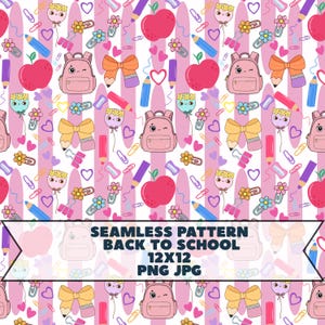 Könnte beinhalten: Ein nahtloses Muster mit Schulbedarf wie rosa Rucksäcken, roten Äpfeln, orangefarbenen Schleifen, blauen Stiften und Büroklammern auf weißem Grund mit vertikalen rosa Streifen. Der Text lautet: SEAMLESS PATTERN BACK TO SCHOOL 12X12 PNG JPG.