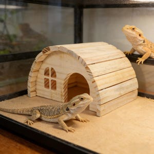 Puede incluir: Un letrero de madera rústico con el texto "Welcome to our home" en un estilo manuscrito. El letrero rectangular tiene un acabado envejecido y un diseño sencillo y acogedor, ideal para interiores o exteriores.