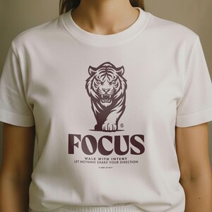 Focus Tiger Spirit Shirt | Motivationsshirt für Ziele | Unisex Vintage Look Statement Tee | Statement Zitat T-Shirt | Premium Geschenk
