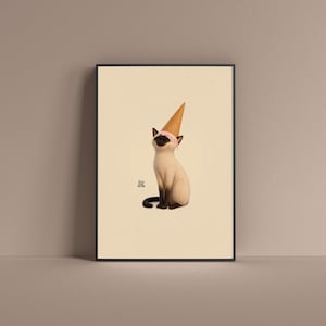 Könnte beinhalten: Ein gerahmter Wandkunstdruck mit einer Siamkatze mit beigem Körper und dunkelbraunen Abzeichen, die eine Waffeleistüte auf dem Kopf trägt, aus der rosa Eis schmilzt. Der Text "THE CAT CLUB" ist in Schwarz in der Nähe der Katze aufgedruckt.