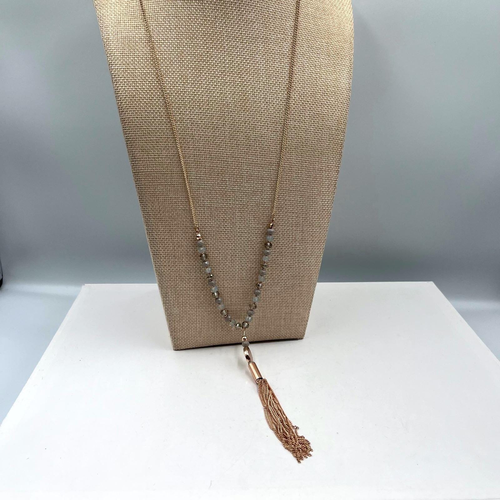 Collana lunga con nappina e cristalli rossi - Gioielli - Collane
