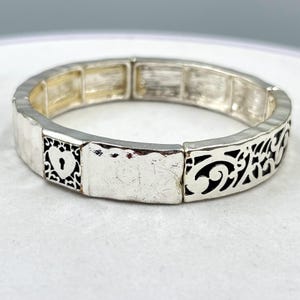 Bracciale vintage in filigrana color argento con pannello a lucchetto a cuore martellato, impilabile.