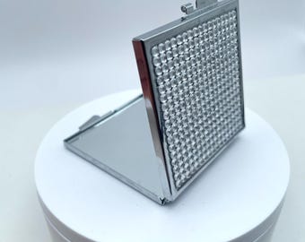 Espejo de maquillaje compacto cuadrado clásico con pedrería plateada
