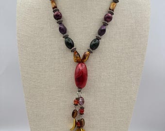 Collana vintage anni '80 con ciondolo a goccia rosso, verde e viola.