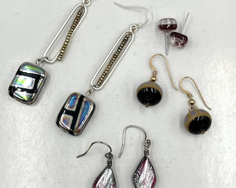 Conjunto de pendientes vintage artesanales de vidrio soplado y vidrio dicroico, 4 piezas, estilo boho abstracto.