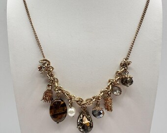 Collar vintage de los 80 Boohoo Luce con dije dorado y borla de ojo de tigre. Joyería para mujer.