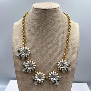 Vintage Daisy Floral Cluster Statement Necklace Gold Tone Gray White Petal Boho