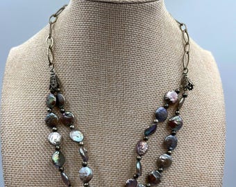 Collar doble de perlas grises iridiscentes vintage en tono bronce, estilo boho chic.