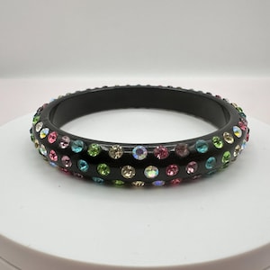 Bracciale rigido vintage anni '80 nero con inserto in vetro multicolore, gioiello classico alla moda.