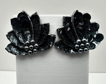 Brincos vintage dos anos 80 com lantejoulas pretas e design floral. Joias femininas.