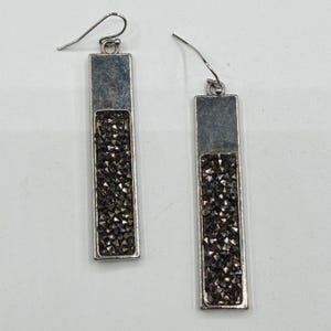 Pendientes largos rectangulares colgantes con forma de barra de cristal drusa negra en tono plateado, ideales para perforaciones.