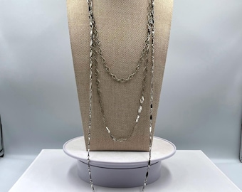 Naszyjnik VTG w kolorze srebrnym, wielowarstwowy, geometryczny, z diamentowymi ogniwami, długi łańcuszek