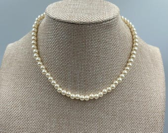 Collier VTG à triple rang de fausses perles blanches
