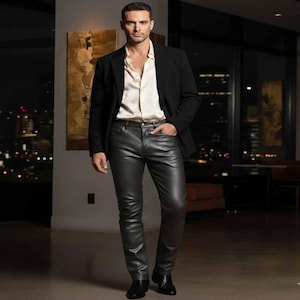 Peut inclure: Une personne portant un blazer noir, une chemise boutonnée crème et un pantalon en cuir gris foncé. La personne porte également des bottes en cuir noir. L'arrière-plan comprend un paysage urbain nocturne et une peinture.