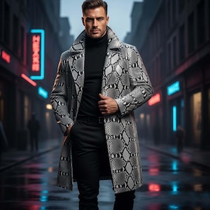 Può includere: Un lungo cappotto con motivo a pelle di serpente nei toni del grigio e del bianco. Il cappotto è indossato sopra un dolcevita nero e pantaloni neri. L'immagine è ambientata in una via della città con insegne al neon sullo sfondo.