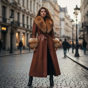 Puede incluir: Abrigo largo de cuero marrón con cuello y puños de piel. El abrigo está ceñido a la cintura y se lleva con botas negras. Un estilo clásico, perfecto para el clima frío.