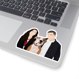 Pode incluir: Um autocolante com uma ilustração estilizada de duas pessoas e um cão. O cão é castanho e branco, e as pessoas usam roupas pretas e brancas. O autocolante está colocado num portátil.