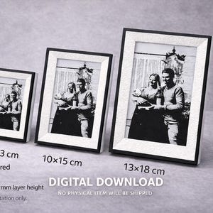 Op de afbeelding: Een grijswaardenafbeelding toont vier ingelijste foto's van verschillende formaten. De frames zijn zwart met witte, getextureerde randen. De foto's tonen een stel. Tekst op de afbeelding bevat "Instax Mini", "9x13 cm", "10x15 cm" en "13x18 cm".