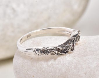 Anillo de plata de ley texturizada, diseño orgánico, joyería minimalista para el día a día.