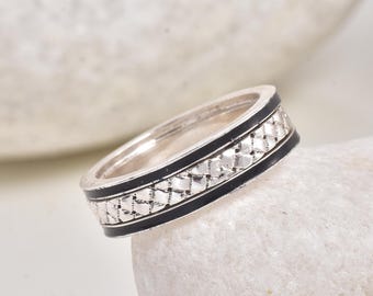 Anillo bicolor, plata de ley 925, plata oxidada, granulación dorada, banda texturizada para el pulgar.
