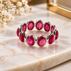 Anello eternity in argento sterling fatto a mano con rubino, incastonatura ovale, gioiello con pietra portafortuna di luglio.