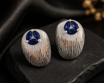 Pendientes de plata con zafiro azul / Joyería minimalista texturizada, regalo para ella