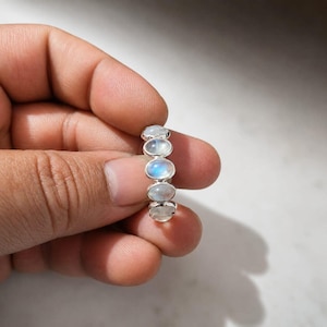 Rainbow Moonstone Eternity-bandring, sterlingzilver, ovale cabochon, geboortesteen juni, stapelbare sieraden