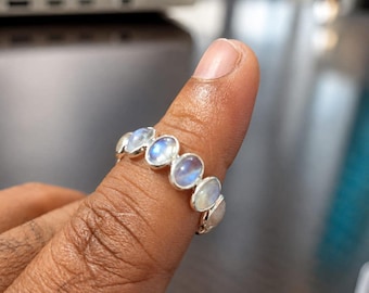 Anillo de banda de eternidad con piedra lunar arcoíris, plata de ley, cabujón ovalado, piedra de nacimiento de junio, joyería apilable.