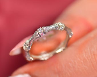 Anillo delicado de moissanita texturizada, alianza apilable de inspiración vintage, anillo de promesa de boda minimalista.