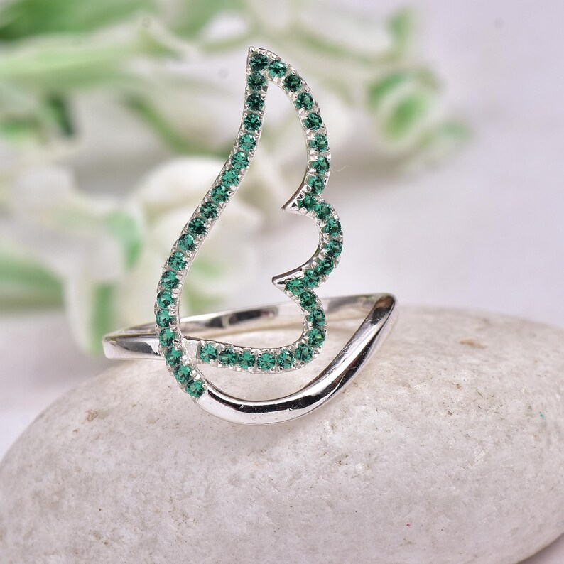 Angel wing ring in 925 silver with emerald-green CZ stones, a delicate boho everyday ring, gift for her.