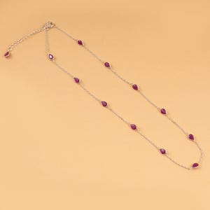 Elegante collar con colgante de rubí natural en forma de lágrima – Delicada cadena de plata / Regalo para ella