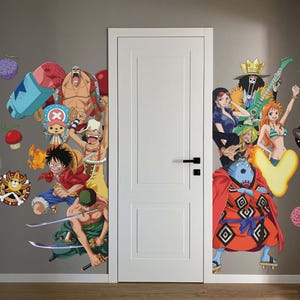 Peut inclure: Autocollants muraux représentant des personnages de la série animée One Piece. Les autocollants présentent divers personnages aux couleurs vives, avec une porte blanche au centre. Les personnages sont dans des poses dynamiques.