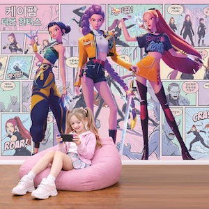 Op de afbeelding: Een jong meisje zit op een roze zitzak en speelt een handheld videogame. Achter haar is een muurschildering in stripboekstijl met drie vrouwelijke personages met zwaarden en de Koreaanse tekst "케이팝 데몬 헌터스". De muurschildering heeft een roze en paars kleurenschema.