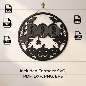Puede incluir: Un adorno de pared circular negro con la palabra BOO en letras grandes, rodeado de siluetas de murciélagos, una araña y tres calabazas. El diseño incluye elementos florales y telarañas. Se muestran iconos de archivos SVG, PDF, PNG, DXF y EPS.