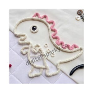 Puede incluir: Aplicación de dinosaurio blanco con espina dorsal rosa y ojo negro sobre tela blanca. El dinosaurio está hecho de hilo blanco roto texturizado. El texto "digitalsparky.co" está impreso en la tela.