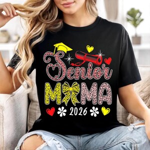 Mamma dell'ultimo anno 2026 PNG, Design per maglietta della mamma della laurea, Laureato della classe del 2026 PNG, Design scolastico con stampa leopardata, Sublimazione per mamma dell'ultimo anno orgogliosa