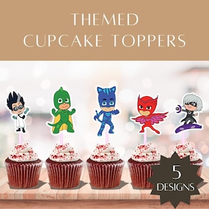 Può includere: Topper per cupcake a tema con cinque diversi design di personaggi. Ogni cupcake è ricoperto di glassa bianca e zuccherini rossi. L'immagine include il testo "Themed Cupcake Toppers" e "5 Designs".