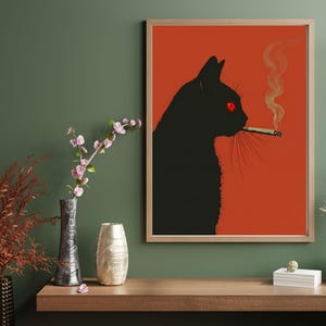 Könnte beinhalten: Ein gerahmter Kunstdruck mit einer schwarzen Katze mit roten Augen, die eine Zigarette vor rotem Hintergrund raucht. Die Katze ist im Profil, mit Rauch, der von der Zigarette aufsteigt. Das Kunstwerk wird auf einem Holzregal mit dekorativen Vasen ausgestellt.