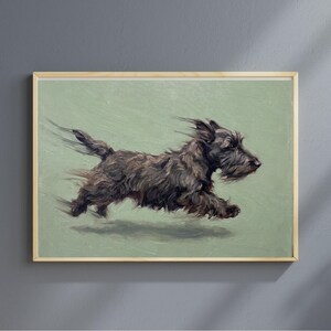 Könnte beinhalten: Ein gerahmtes Ölgemälde auf Leinwand, das einen schwarzen Scottish Terrier im Lauf vor einem einfarbigen salbeigrünen Hintergrund zeigt. Das Fell des Hundes ist mit sichtbaren, strukturierten Pinselstrichen gemalt, die Bewegung erzeugen.