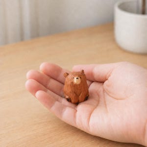 Estatueta de Urso de Madeira, Pequena Decoração de Urso para Mesa ou Prateleira, Urso Marrom, Preto e Branco - Presente imagem 2