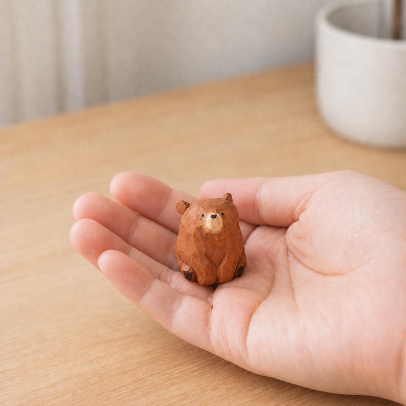 Estatueta de Urso de Madeira, Pequena Decoração de Urso para Mesa ou Prateleira, Urso Marrom, Preto e Branco - Presente imagem 2