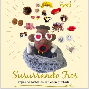 Puede incluir: Un patrón de crochet para un juguete Mr. Potato con piezas intercambiables. La imagen muestra una patata de ganchillo con varios accesorios, incluyendo ojos, un sombrero y una boca. El texto en la imagen dice "Mr. Potato Versión Deluxe."