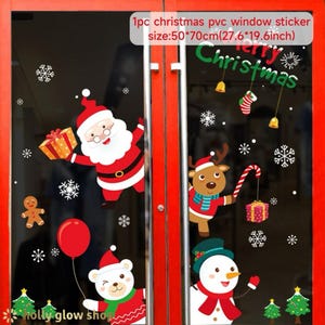 Puede incluir: Adhesivo navideño para ventana con Papá Noel, un reno, un muñeco de nieve y un oso polar. El adhesivo incluye copos de nieve y el texto "Merry Christmas". Mide 50 cm x 70 cm.