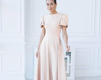 エレガントなベージュのミディドレス • 結婚式のゲストの服装