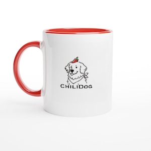以下が含まれることがあります： 赤色の内側とハンドルが付いた白いセラミックマグ。マグカップには、唐辛子を頭に被った犬の白黒イラストと、その下に「CHILI DOG」の文字が描かれています。