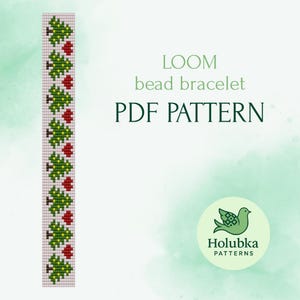 Könnte beinhalten: Ein PDF-Muster für ein Loom-Perlenarmband mit einem sich wiederholenden Muster aus grünen Weihnachtsbäumen und roten Beeren. Das Muster wird vertikal vor einem hellrosa Hintergrund dargestellt. Der Text "LOOM bead bracelet PDF PATTERN" ist grün.