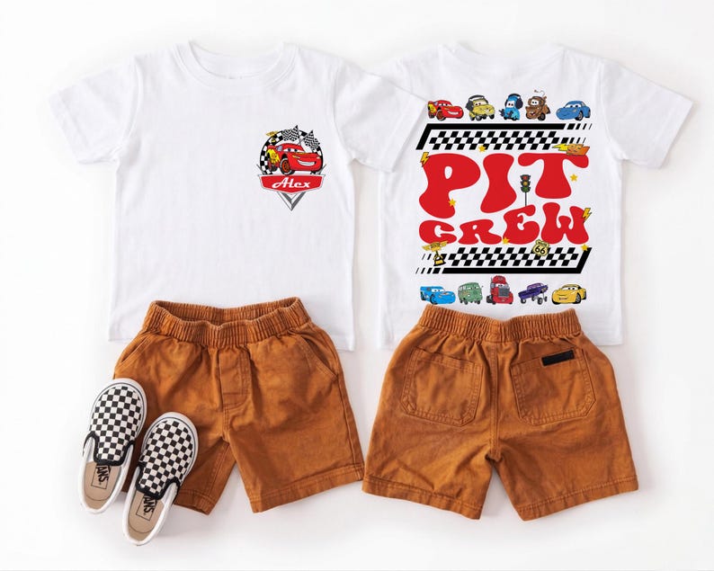 Puede incluir: Se muestran dos camisetas blancas con gr&aacute;ficos de coches y pantalones cortos marrones con zapatos sin cordones a cuadros. Una camiseta presenta un coche de carreras rojo con el nombre "Alex". La otra camiseta dice "Pit Crew" en letras rojas.