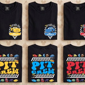 Puede incluir: Camisetas negras con gr&aacute;ficos de coches coloridos. La fila superior presenta dise&ntilde;os de coches individuales con el nombre "Alex" debajo. La fila inferior muestra "PIT CREW" en letras grandes y coloridas.