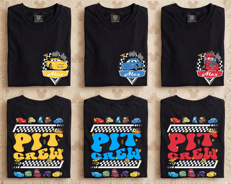 Puede incluir: Camisetas negras con gr&aacute;ficos de coches coloridos. La fila superior presenta dise&ntilde;os de coches individuales con el nombre "Alex" debajo. La fila inferior muestra "PIT CREW" en letras grandes y coloridas.