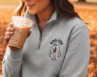 Moletom Boo-Jee Ghost com Zíper até o Peito Bordado, Moletom Pulôver Assustador de Halloween, Blusa de Outono para Amantes de Café Gelado, Presente Fofo de Fantasma em Fleece Estilo Preppy